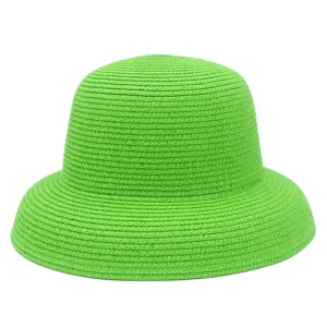 Primo piano della fine trama del cappello di paglia verde, mostrando i dettagli della tessitura.