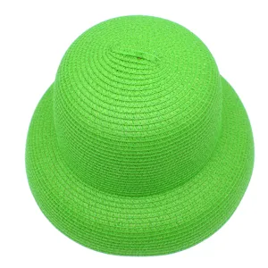 Cappello di paglia a campana verde retrò, dettaglio perfetto per le vacanze e i viaggi.