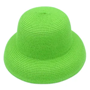Dettaglio di cappello di paglia verde a cupola per vacanze al mare e protezione solare all'aperto.