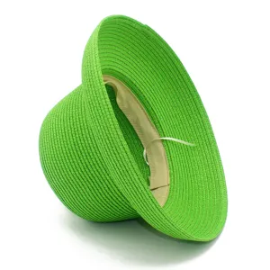 Dettaglio di un cappello di paglia verde con trama intrecciata e fascia interna.