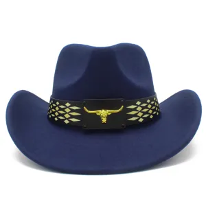 Vista detallada del sombrero de vaquero occidental azul oscuro con hebilla de toro.