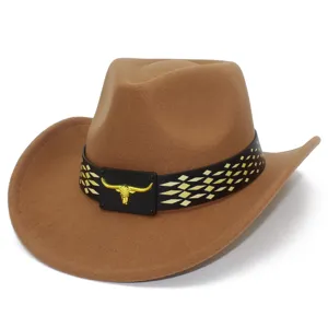 Vista detallada del sombrero de vaquero western con logotipo de toro dorado y banda.