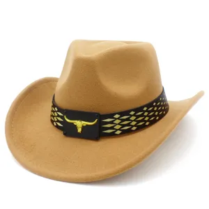 Detalle del sombrero western de fieltro caqui con banda negra y hebilla dorada de cabeza de toro.