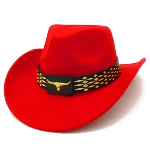 Primer plano del sombrero de vaquero western rojo con banda negra y adorno de toro.