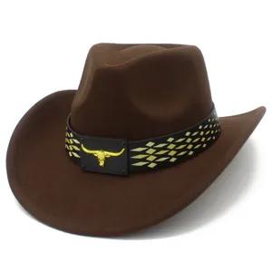 Detalle del sombrero de vaquero marrón en estilo western con hebilla de toro dorada.
