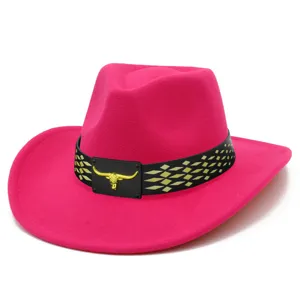 Detalle en primer plano del sombrero de vaquero western rosa con insignia de toro dorado.