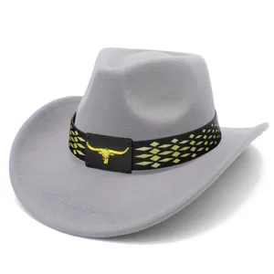 Clásico sombrero de vaquero western de fieltro gris con banda negra y detalle de toro dorado.