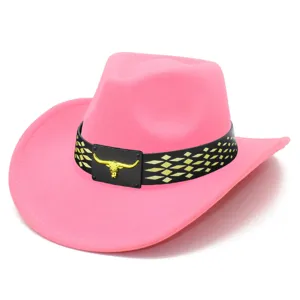 Primer plano del sombrero de vaquero rosa con banda negra y hebilla de cráneo de toro.