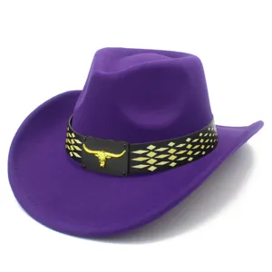 Detalle de sombrero de vaquero occidental morado, sombrero rígido clásico con hebilla de toro.