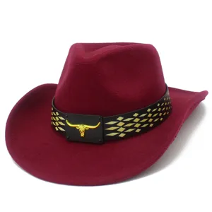 Vista detallada del sombrero de vaquero burdeos de fieltro con emblema de toro dorado y cinturón.