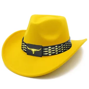 Clásico sombrero de vaquero occidental amarillo con banda negra y hebilla de cráneo de toro.