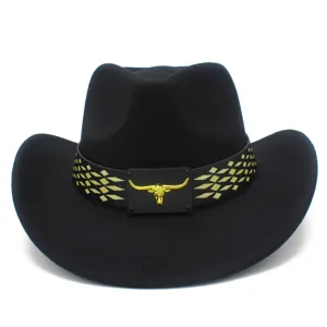 Clásico sombrero de vaquero occidental negro con banda decorativa de cráneo de toro dorado.