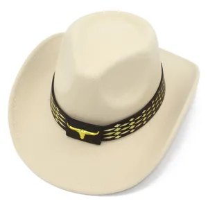 Vista detallada de sombrero de vaquero con emblema de cráneo de toro dorado y banda marrón.