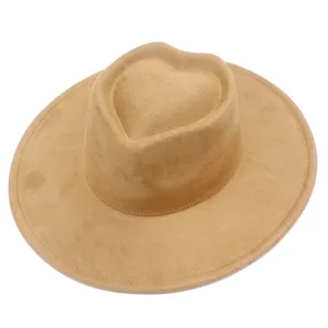 Chapeau fedora en suédine chameau avec couronne en cœur, idéal pour des vacances élégantes.