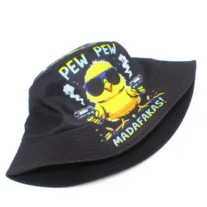 Bob noir avec imprimé de poussin drôle, chapeau de soleil streetwear de style décontracté.