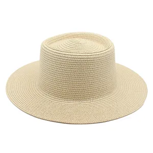 Detalle de sombrero de paja beige, parte superior plana proteccion solar playa vista
