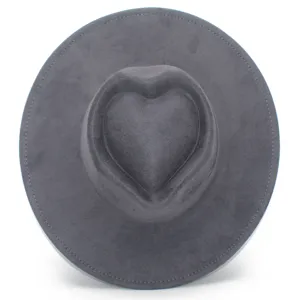 Gros plan du chapeau fedora gris en suédine avec un design de couronne en forme de cœur.