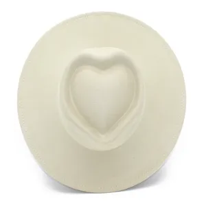 Détail du chapeau en suédine à large bord et couronne en forme de cœur beige et chic.
