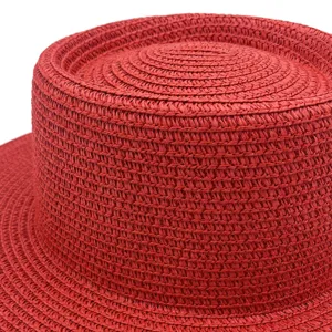 Primer plano detallado de la textura del sombrero de paja rojo, tejido apretado y estilo.