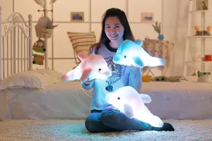 Vista dettagliata del peluche delfino luminoso che mostra materiale morbido e luci LED colorate.