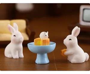 Gros plan détaillé de charmants ornements miniatures en résine de lapin et de gâteau de lune pour la déco.