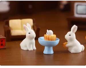 Détail de figurine lapin en résine gâteau de lune, adorable décoration de paysage miniature.