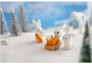 Figurines miniatures de lapin blanc et carottes mignons pour décor de paysage de neige.