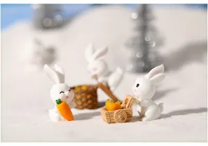 Figurines de lapins blancs miniatures avec carottes pour déco paysagère de plantes grasses et neige.