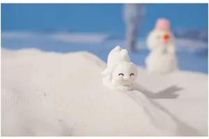 Figurines de lapin de neige et bonhomme de neige, mini ornements en résine pour déco DIY.
