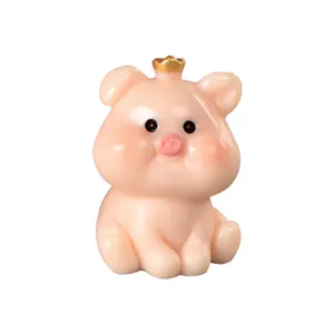 Adorable figurine de cochon en résine avec couronne dorée, idéale pour décoration.