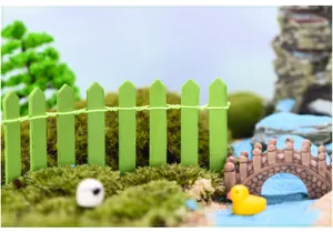 Detalle de valla de madera en miniatura para micropaisaje, decoración de suculentas y jardín.