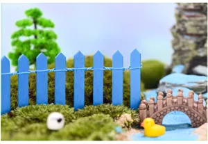 Vista detallada de la pequeña cerca de madera azul para micropaisaje de suculentas y decoración.