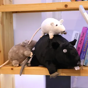 Simpatico set di giocattoli di peluche di topo con grandi bambole di ratto nere, bianche e grigie.