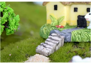 Dettaglio gradini in resina in miniatura per micro paesaggio di muschio e giardinaggio.