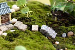 Vue détaillée de l'escalier miniature en résine pour jardin de mousse et terrarium DIY.