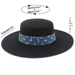 Sombrero fedora plano negro con banda de lentejuelas de denim desgastado y ala ancha
