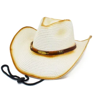 Cappello di paglia da cowboy occidentale con fascia marrone e piuma per attività all'aperto.