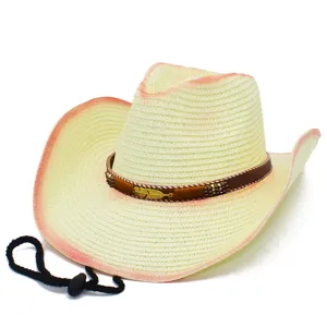 Elegante cappello da cowboy in paglia con bordo rosa sfumato, piuma e sottogola.