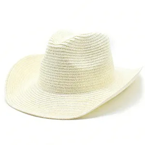 Vue detaillee du chapeau de cowboy en paille tisse elegante, ideal pour la protection solaire.