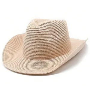 Gros plan sur la texture du chapeau de paille tressé, détail chapeau de soleil d'été respirant.