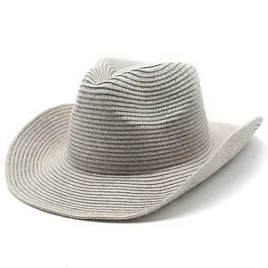Gros plan détaillé d'un chapeau de paille gris élégant montrant sa texture tissée unique.