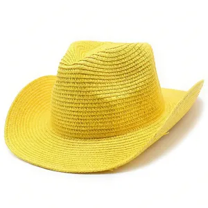 Gros plan d'un chapeau de cowboy en paille tressé jaune vif aux superbes détails de texture.