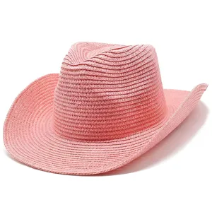 Vue détaillée d'un chapeau de cowboy en paille tressée rose, idéal pour le soleil.