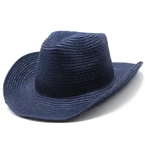 Détail du chapeau de paille bleu marine montrant la texture tressée et le bord de cow-boy.