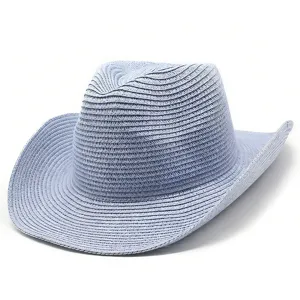 Vue détaillée du chapeau de cowboy en paille tissée bleu clair, protection solaire.