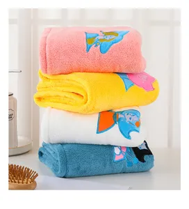 Vue détaillée d'une pile de bonnets de bain brodés mignons en double couche aux couleurs vives.