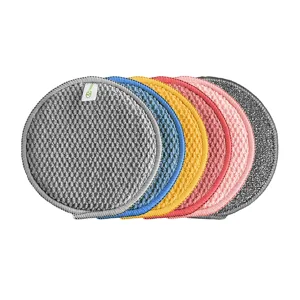 Vue détaillée de éponges de nettoyage de cuisine rondes colorées, chiffons absorbants double face.