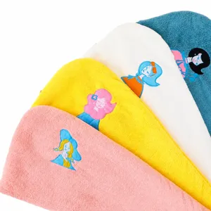 Gros plan détail du bonnet de bain absorbant double couche avec broderie de dessin animé.