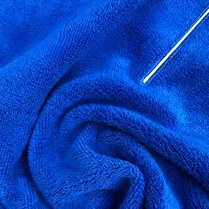 Detalle de paño de microfibra azul, tela suave y gruesa para limpieza diaria del hogar.