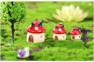 Vista detallada de casas de hongos de resina sobre musgo verde fresco para manualidades DIY.